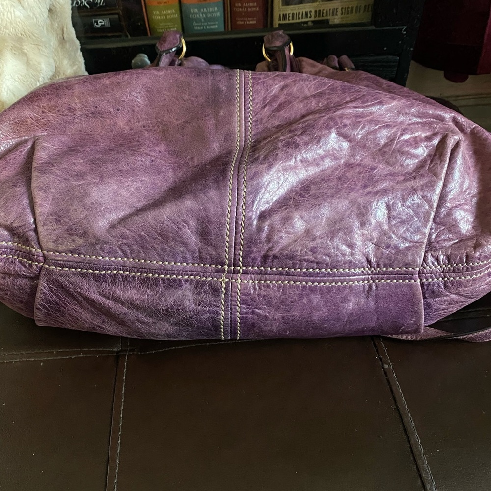 πGorgeous Miu Miu hobo bag in distressed purple leather. - Picture 3 of 12